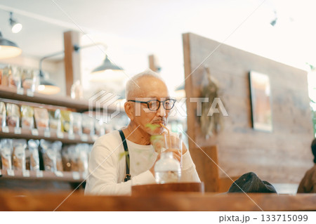 カフェでゆったり過ごすシニア男性のひととき カフェでゆったり過ごすシニア男性のひととき 133715099