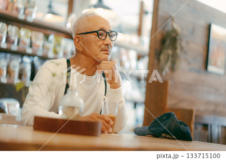 カフェでゆったり過ごすシニア男性のひととき カフェでゆったり過ごすシニア男性のひととき 133715100