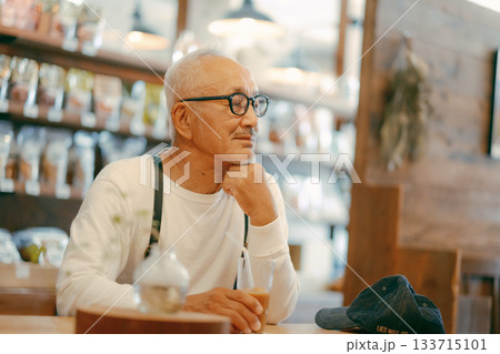 カフェでゆったり過ごすシニア男性のひととき カフェでゆったり過ごすシニア男性のひととき 133715101