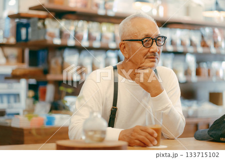 カフェでゆったり過ごすシニア男性のひととき カフェでゆったり過ごすシニア男性のひととき 133715102