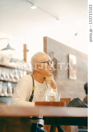 カフェでゆったり過ごすシニア男性のひととき 133715103