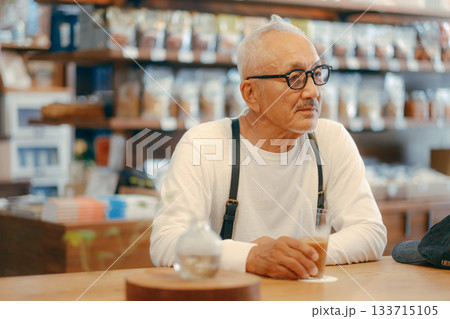 カフェでゆったり過ごすシニア男性のひととき 133715105