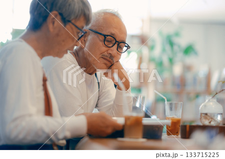カフェで雑誌を楽しむシニア夫婦のくつろぎ時間 カフェで雑誌を楽しむシニア夫婦のくつろぎ時間 133715225