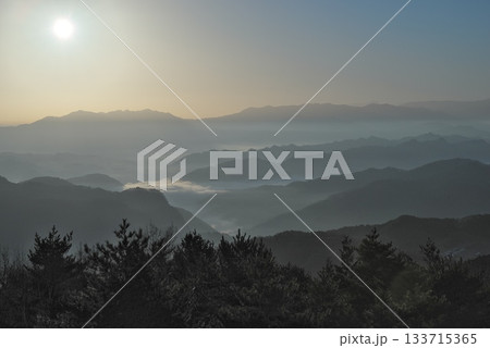雲海に浮かぶ山々 133715365