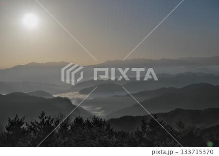 雲海に浮かぶ山々 133715370