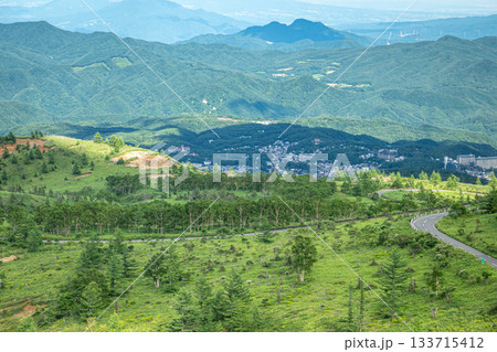 草津町を見下ろす国道292号・富士見駐車場展望台からの夏の絶景パノラマ 133715412