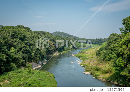 夏の寄居町・荒川を望む緑豊かな渓谷風景 夏の寄居町・荒川を望む緑豊かな渓谷風景 133715424