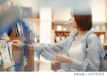 カフェ雑貨を手に取る20代女性のローカル散策シーン カフェ雑貨を手に取る20代女性のローカル散策シーン 133715531