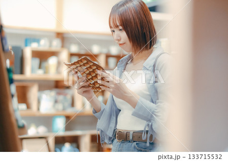 カフェ雑貨を手に取る20代女性のローカル散策シーン カフェ雑貨を手に取る20代女性のローカル散策シーン 133715532