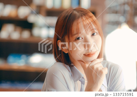 カフェでまったり過ごす20代女性とカメラのある時間 133715591