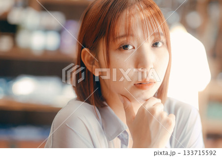 カフェでまったり過ごす20代女性とカメラのある時間 カフェでまったり過ごす20代女性とカメラのある時間 133715592