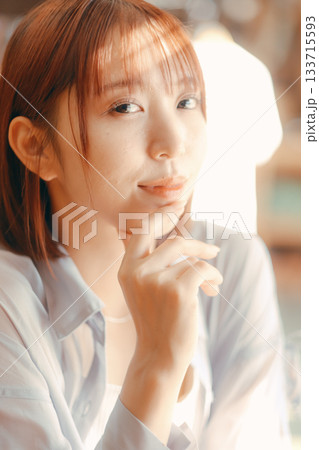 カフェでまったり過ごす20代女性とカメラのある時間 カフェでまったり過ごす20代女性とカメラのある時間 133715593