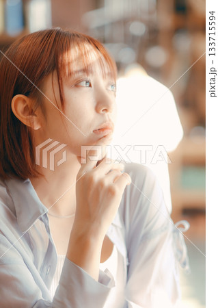 カフェでまったり過ごす20代女性とカメラのある時間 カフェでまったり過ごす20代女性とカメラのある時間 133715594