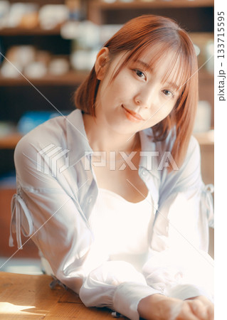 カフェでまったり過ごす20代女性とカメラのある時間 カフェでまったり過ごす20代女性とカメラのある時間 133715595