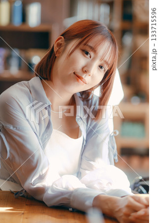 カフェでまったり過ごす20代女性とカメラのある時間 カフェでまったり過ごす20代女性とカメラのある時間 133715596