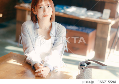 カフェでまったり過ごす20代女性とカメラのある時間 133715598