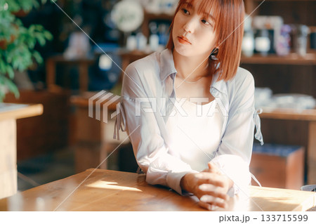 カフェでまったり過ごす20代女性とカメラのある時間 133715599
