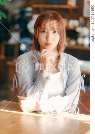 カフェでまったり過ごす20代女性とカメラのある時間 133715600