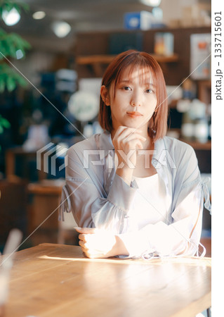 カフェでまったり過ごす20代女性とカメラのある時間 133715601