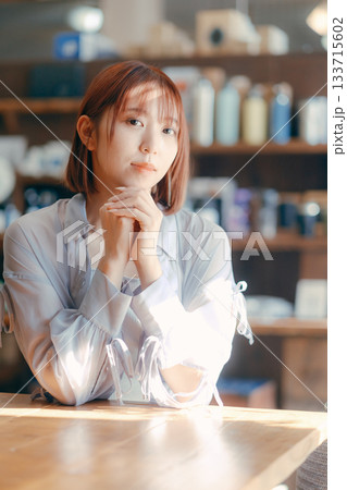 カフェでまったり過ごす20代女性とカメラのある時間 カフェでまったり過ごす20代女性とカメラのある時間 133715602