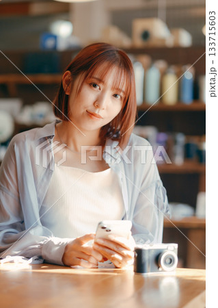 カフェでまったり過ごす20代女性とカメラのある時間 カフェでまったり過ごす20代女性とカメラのある時間 133715603