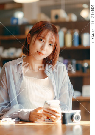 カフェでまったり過ごす20代女性とカメラのある時間 133715604