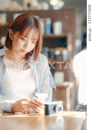 カフェでまったり過ごす20代女性とカメラのある時間 133715606
