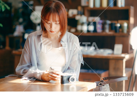 カフェでまったり過ごす20代女性とカメラのある時間 133715609