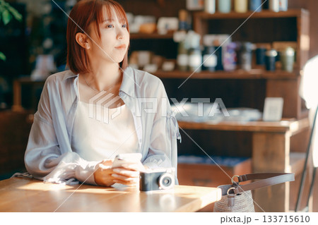 カフェでまったり過ごす20代女性とカメラのある時間 133715610