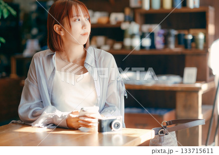 カフェでまったり過ごす20代女性とカメラのある時間 カフェでまったり過ごす20代女性とカメラのある時間 133715611