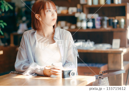 カフェでまったり過ごす20代女性とカメラのある時間 カフェでまったり過ごす20代女性とカメラのある時間 133715612