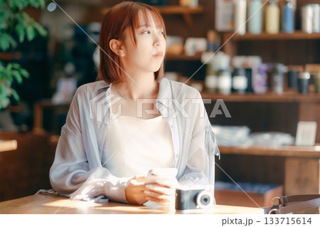 カフェでまったり過ごす20代女性とカメラのある時間 133715614