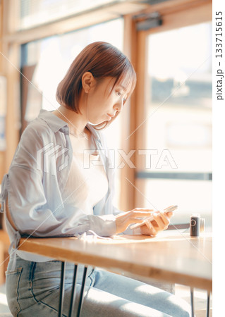 カフェでまったり過ごす20代女性とカメラのある時間 カフェでまったり過ごす20代女性とカメラのある時間 133715615