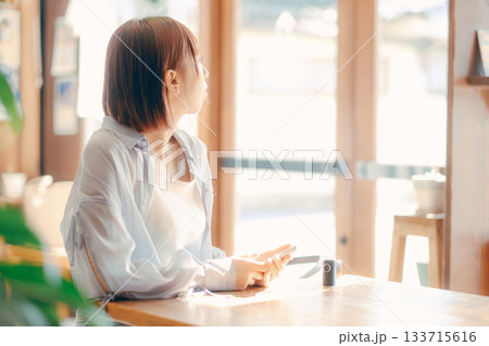 カフェでまったり過ごす20代女性とカメラのある時間 133715616