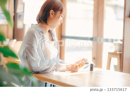 カフェでまったり過ごす20代女性とカメラのある時間 133715617