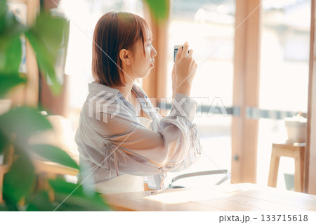 カフェでまったり過ごす20代女性とカメラのある時間 カフェでまったり過ごす20代女性とカメラのある時間 133715618