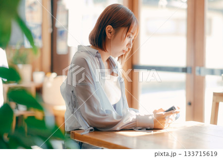 カフェでまったり過ごす20代女性とカメラのある時間 カフェでまったり過ごす20代女性とカメラのある時間 133715619