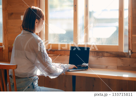コワーキングスペースで作業をする20代女性のワークシーン 133715811