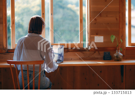 コワーキングスペースで作業をする20代女性のワークシーン コワーキングスペースで作業をする20代女性のワークシーン 133715813