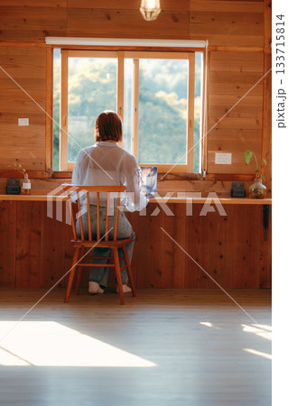 コワーキングスペースで作業をする20代女性のワークシーン 133715814