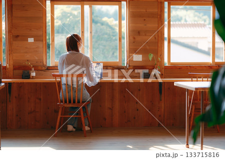 コワーキングスペースで作業をする20代女性のワークシーン 133715816