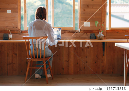 コワーキングスペースで作業をする20代女性のワークシーン 133715818