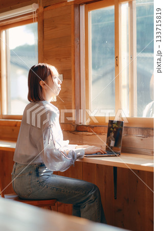 コワーキングスペースで作業をする20代女性のワークシーン 133715819