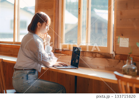 コワーキングスペースで作業をする20代女性のワークシーン コワーキングスペースで作業をする20代女性のワークシーン 133715820