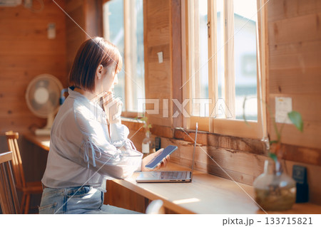 コワーキングスペースで作業をする20代女性のワークシーン 133715821