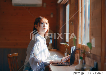 コワーキングスペースで作業をする20代女性のワークシーン コワーキングスペースで作業をする20代女性のワークシーン 133715823