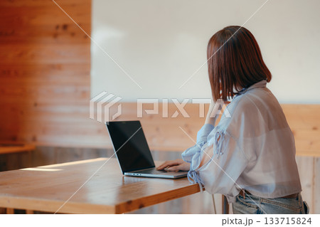 コワーキングスペースで作業をする20代女性のワークシーン コワーキングスペースで作業をする20代女性のワークシーン 133715824