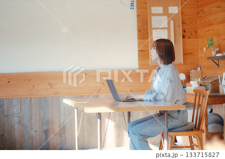 コワーキングスペースで作業をする20代女性のワークシーン コワーキングスペースで作業をする20代女性のワークシーン 133715827
