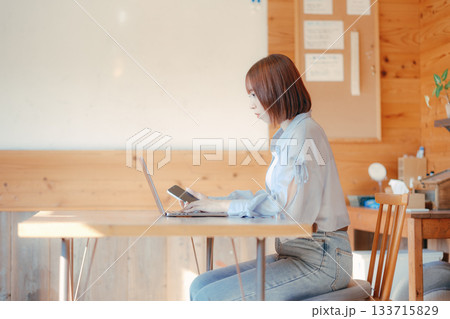 コワーキングスペースで作業をする20代女性のワークシーン コワーキングスペースで作業をする20代女性のワークシーン 133715829