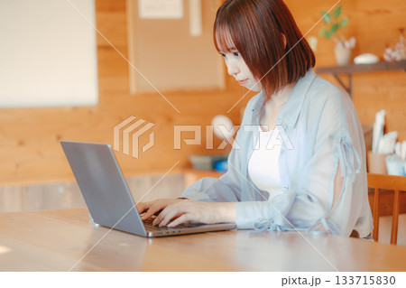コワーキングスペースで作業をする20代女性のワークシーン 133715830